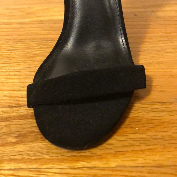 Charlotte Russe Black and Gold Velvet Heels - Picture 3 of 8